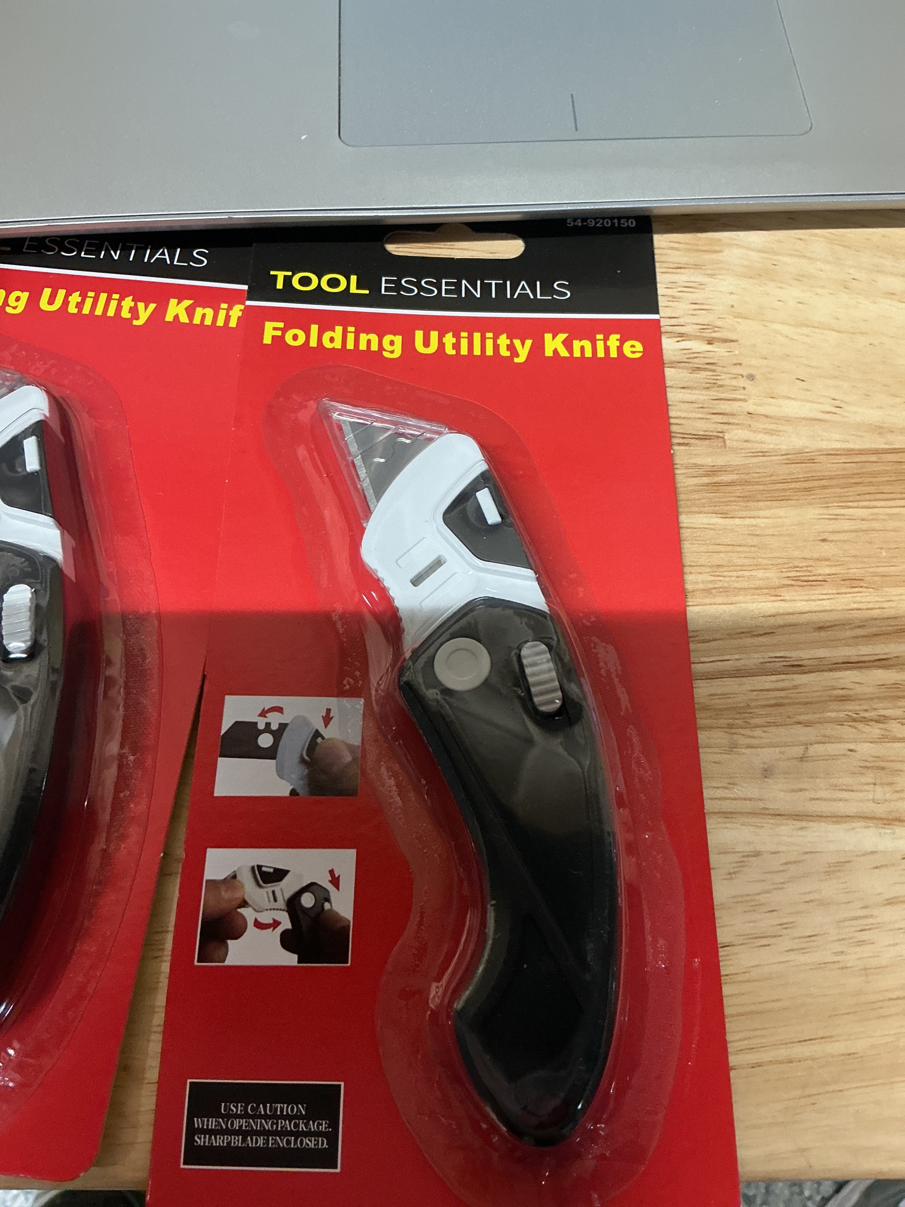 Folding utility knife