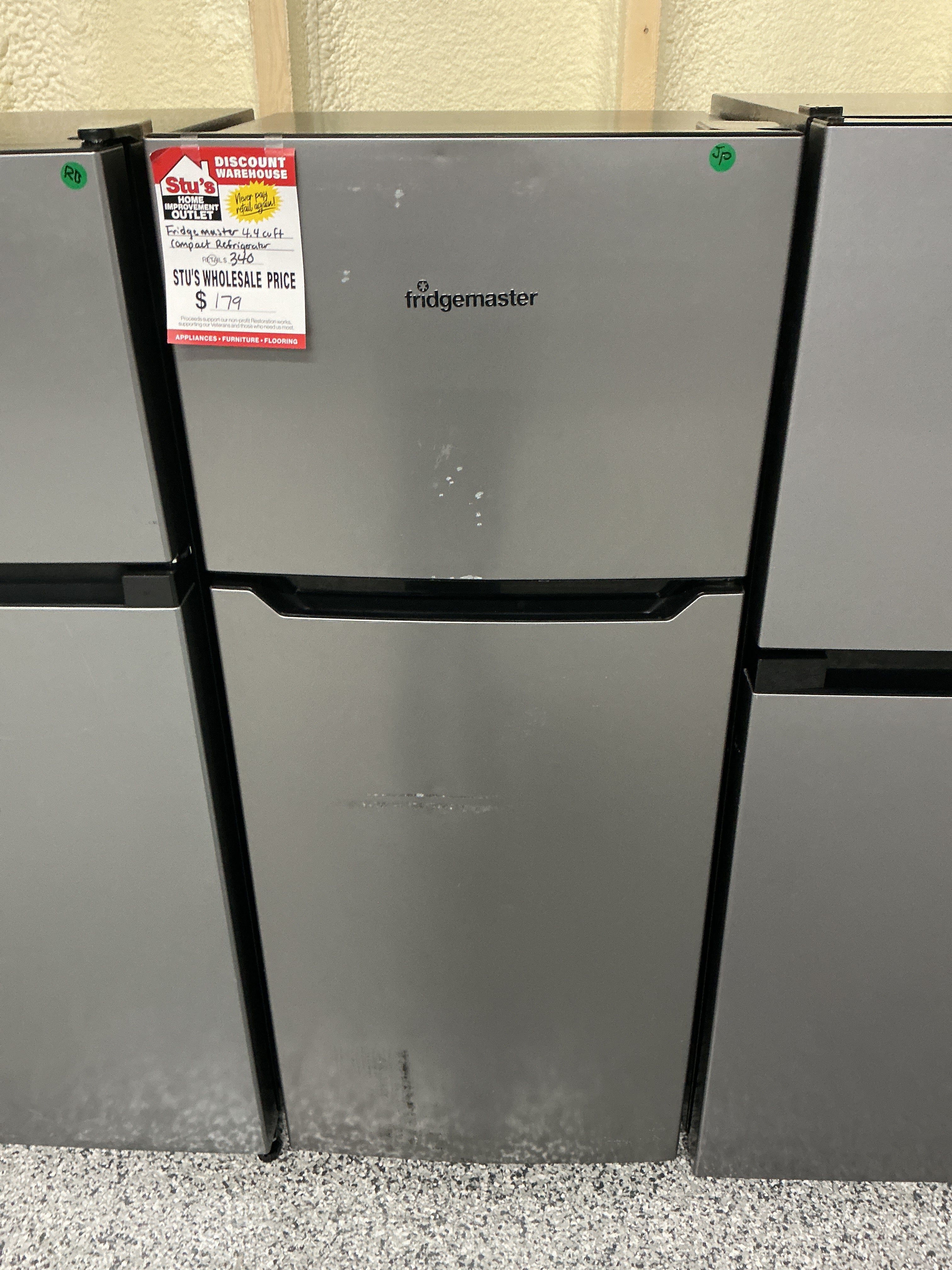 FRIDGEMASTER 4.4 CU. FT. COMPACT REFRIGERATOR