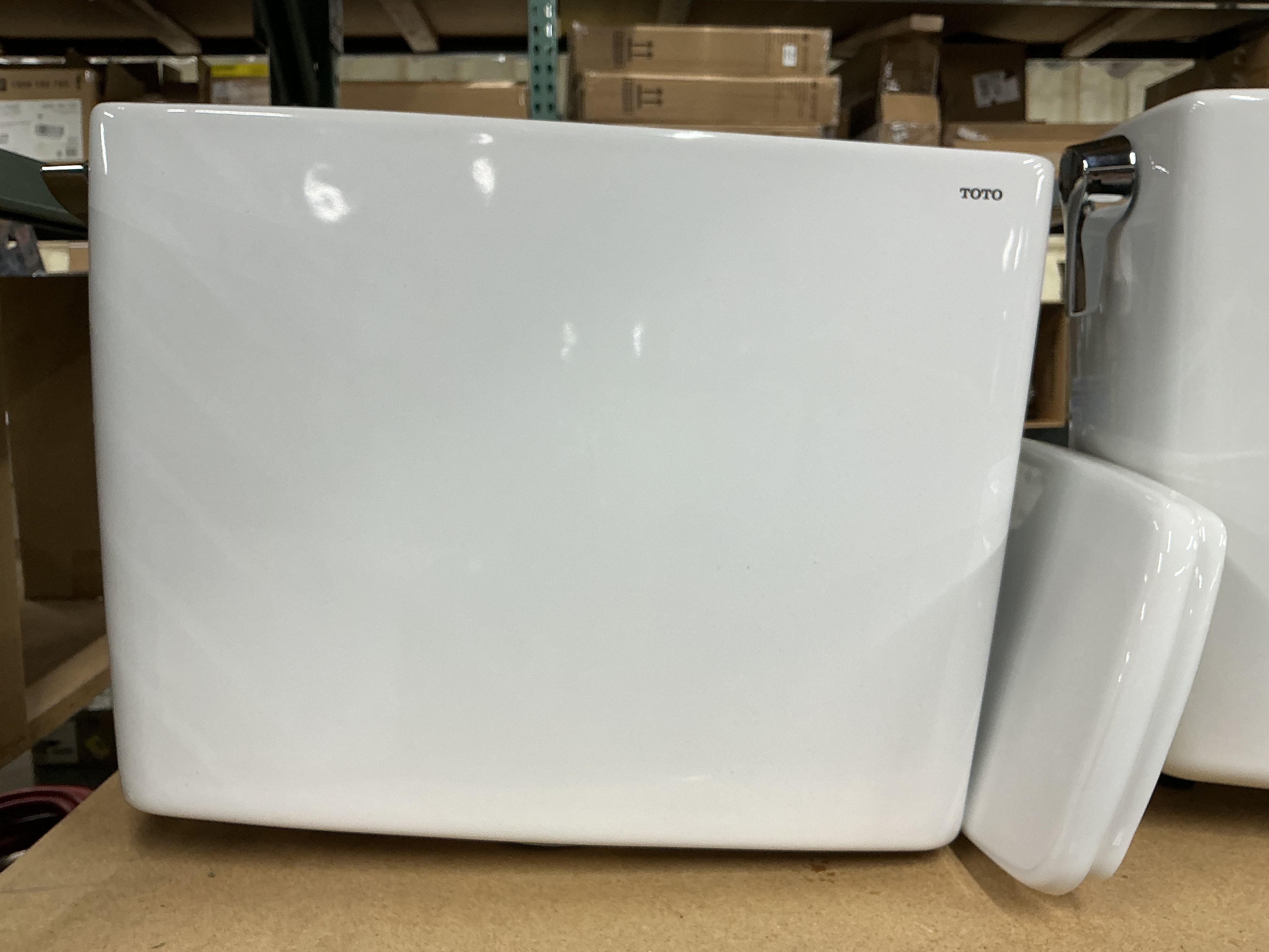 Toilet tank